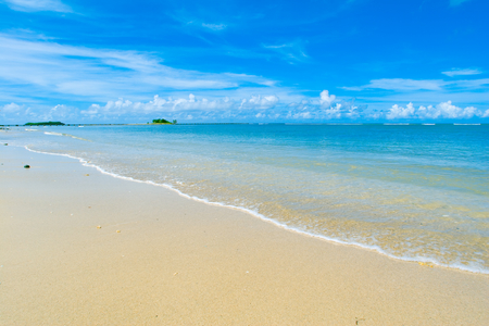 砂浜と海水と青い空